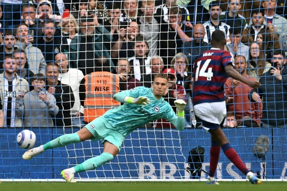Alexander Isak égalise sur pénalty pour Newcastle, à Brigthon. AFP