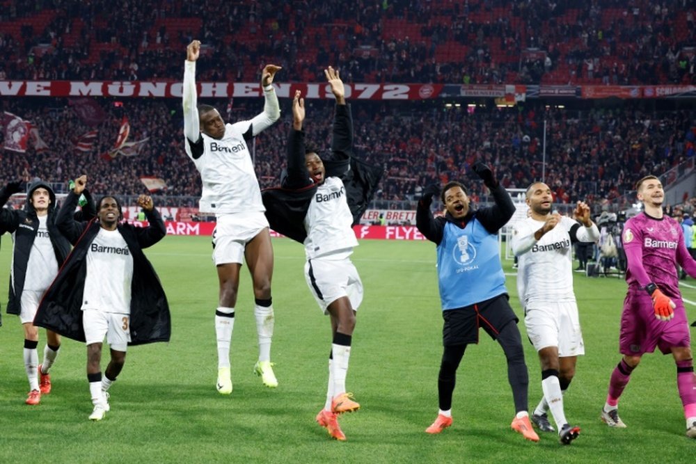 Les joueurs du Bayer Leverkusen en communion avec leurs supporters. AFP