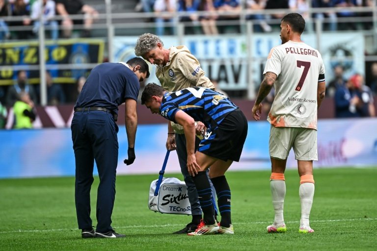 Le défenseur de l'Inter Milan Benjamin Pavard soigné par lencadrement médical. AFP