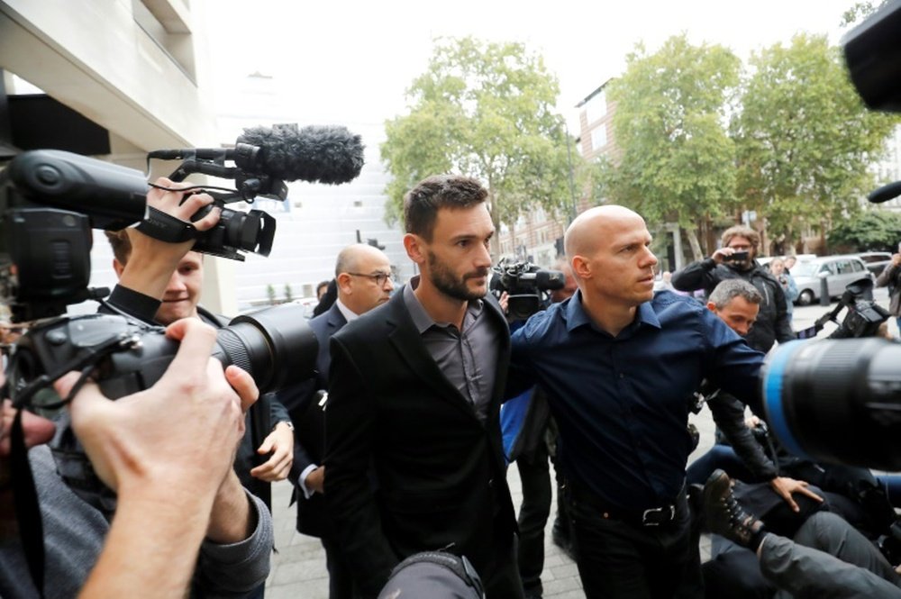 Le gardien des Bleus Hugo Lloris arrive, sous protection, au tribunal londonien de Westminster. AFP