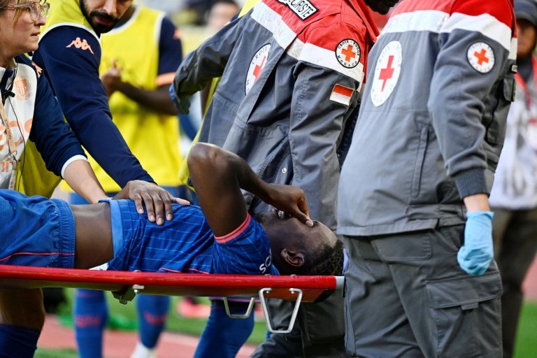 Fracture du tibia gauche pour le défenseur canadien de Nice Moïse Bombito