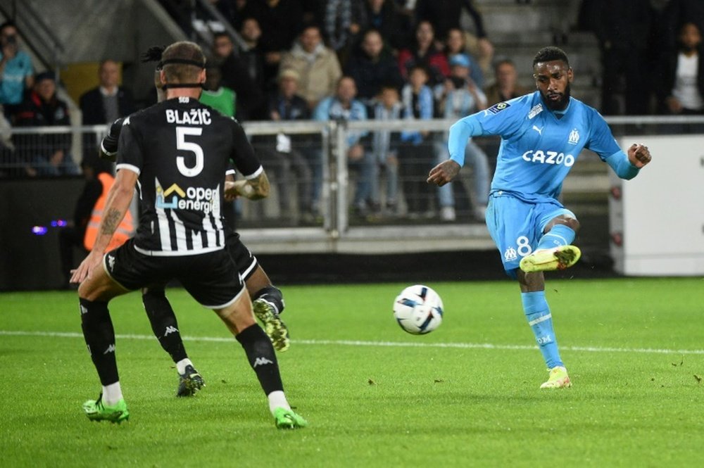 Marseille douche Angers et prend provisoirement la tête de la L1. AFP
