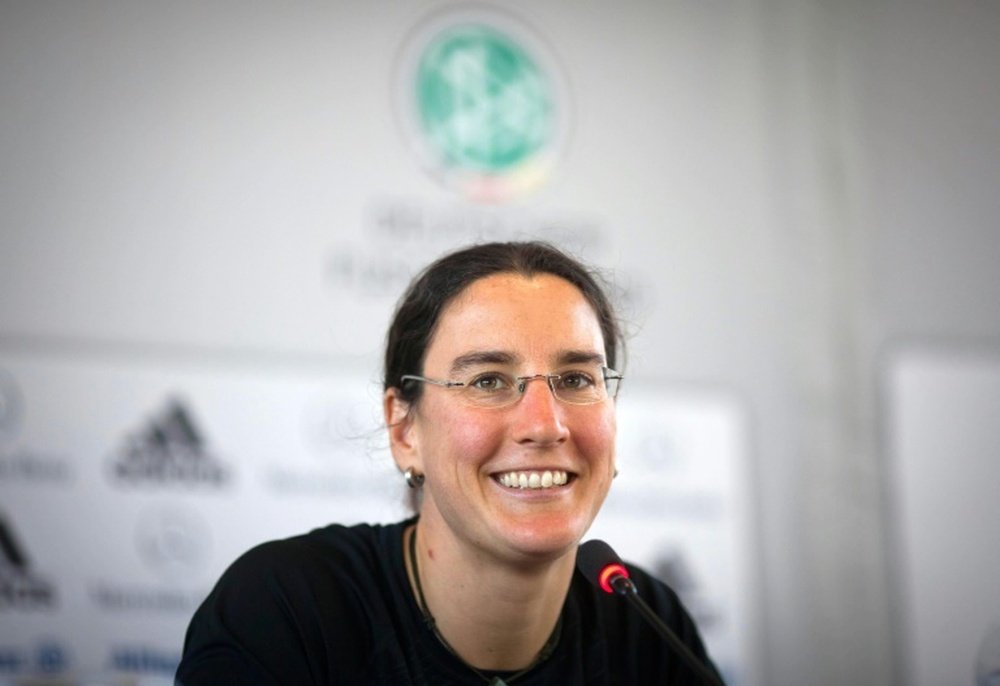 Birgit Prinz, alors internationale allemande de football, en conférence de presse. AFP
