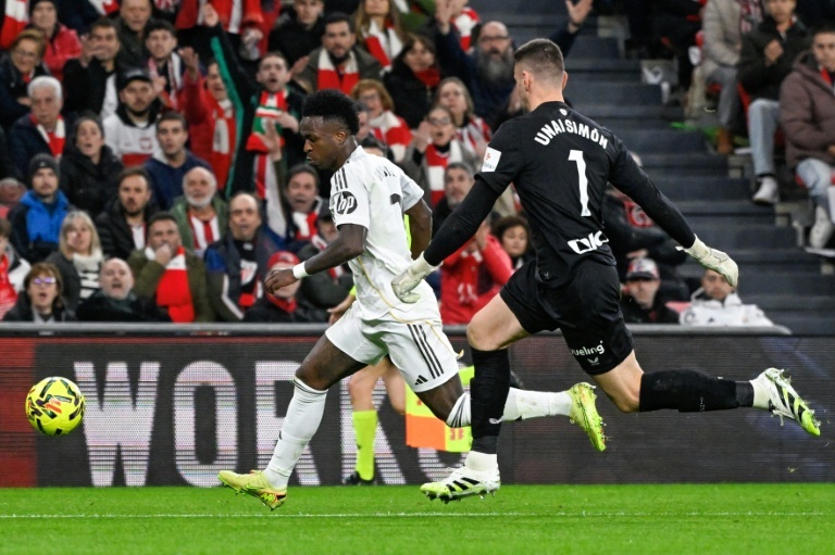 Vinicius face à Unai Simón Athletic Bilbao-Real Madrid