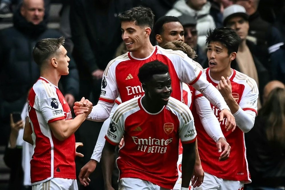 Arsenal bat son rival Tottenham, City dans sa roue. Afp