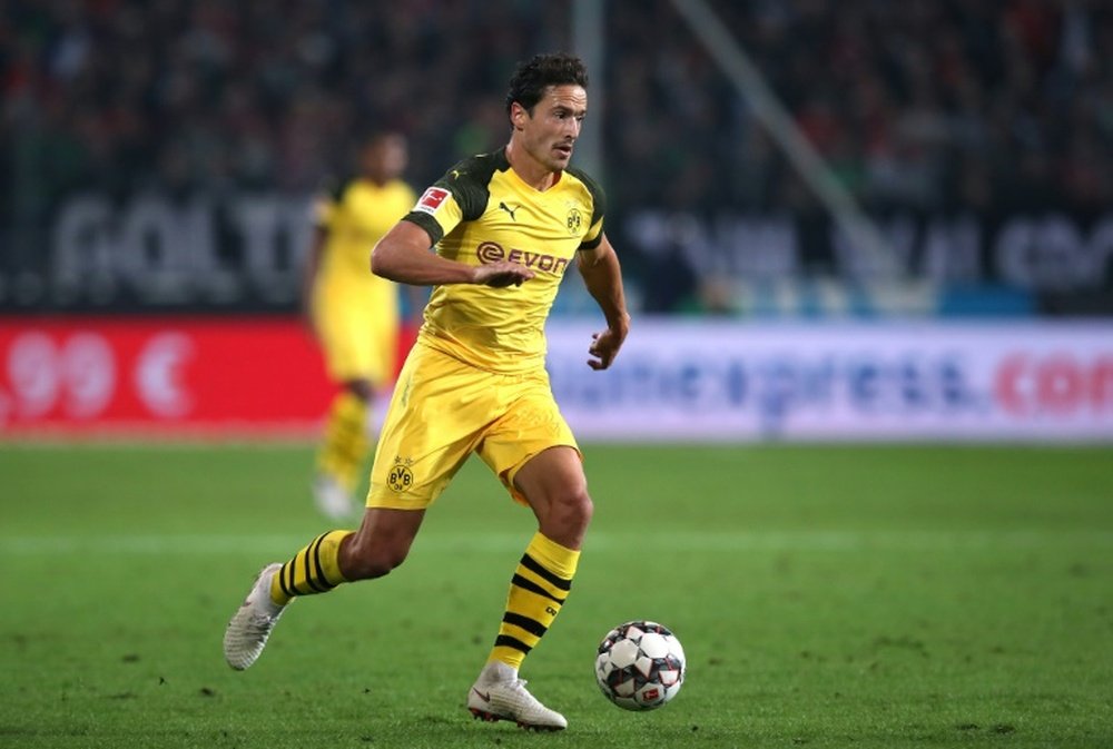 Le milieu de Dortmund Thomas Delaney contrôle le ballon face à Hanovre. AFP