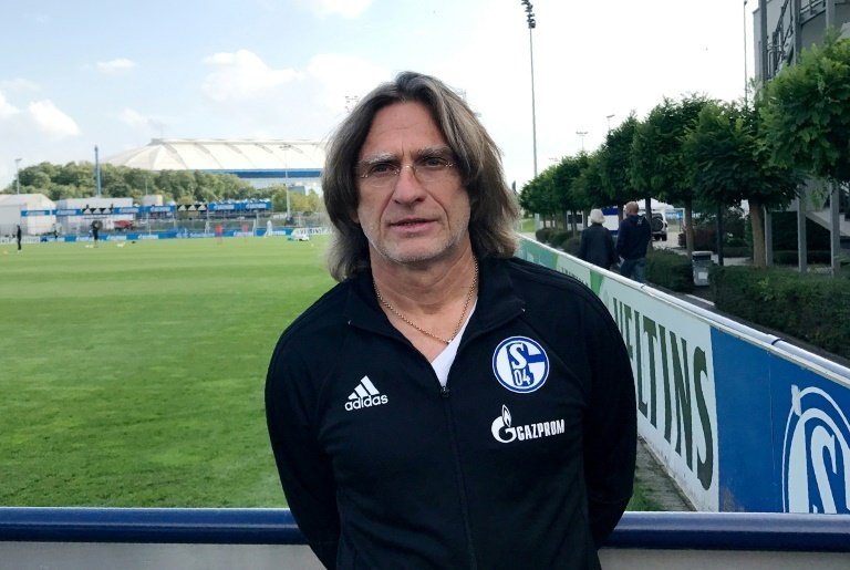 L'entraîneur des U19 de Schalke 04 Norbert Elger pose sur la pelouse du stade de Gelsenkirchen. AFP