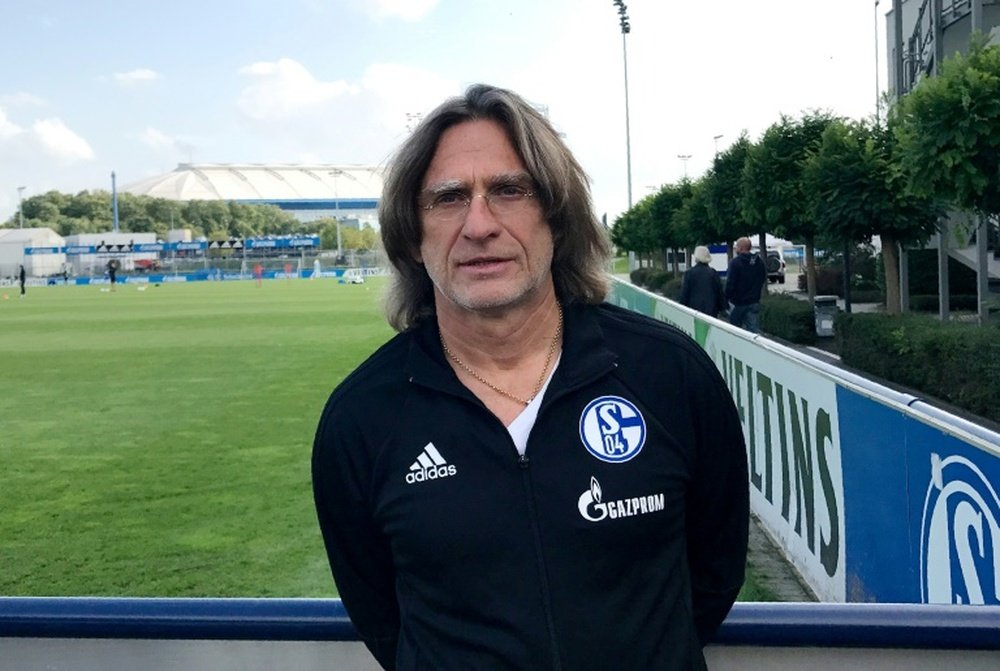 L'entraîneur des U19 de Schalke 04 Norbert Elger pose sur la pelouse du stade de Gelsenkirchen. AFP