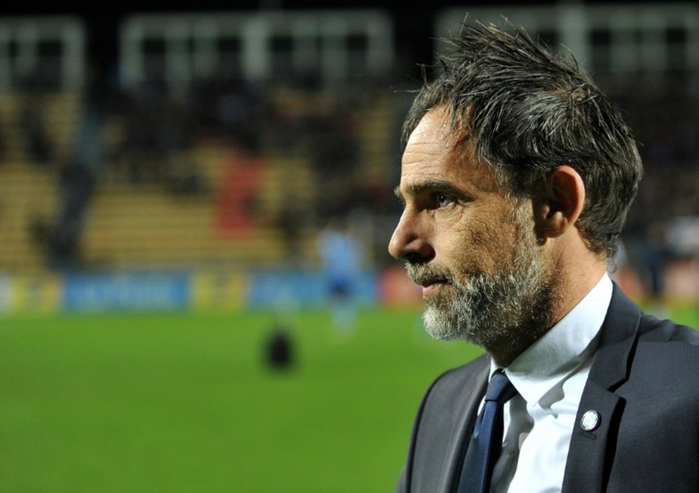 Marco Simone, alors entraîneur de Tours, lors du match de Coupe de la Ligue face à Angers. AFP