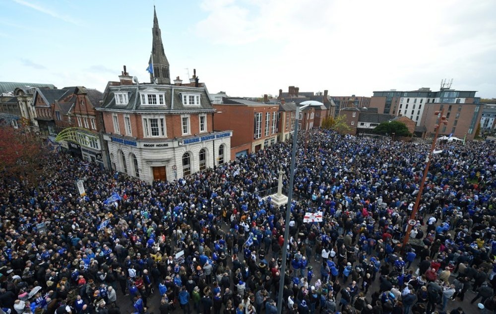 Des milliers de supporters de Leicester rendent hommage à Vichai. AFP