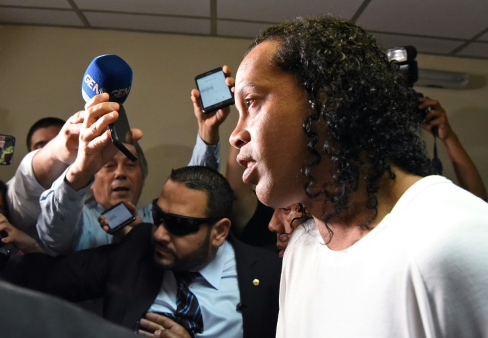 Ronaldinho maintenu en détention au Paraguay. AFP