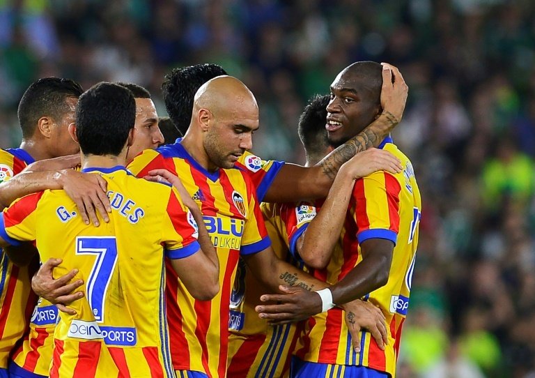 Le milieu Geoffrey Kondogbia est congratulé par ses équipiers après avoir ouvert le score. AFP
