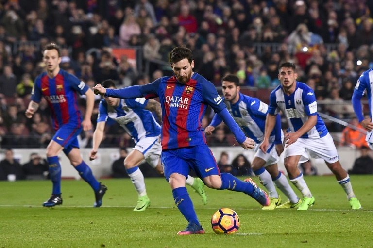 L'attaquant du FC Barcelone Lionel Messi transforme un penalty contre Leganes. AFP
