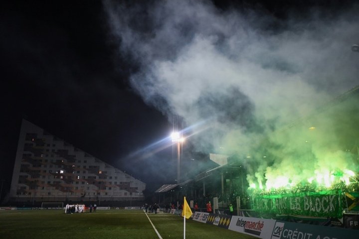 Le match Red Star-Sète définitivement interrompu par des jets de fumigènes
