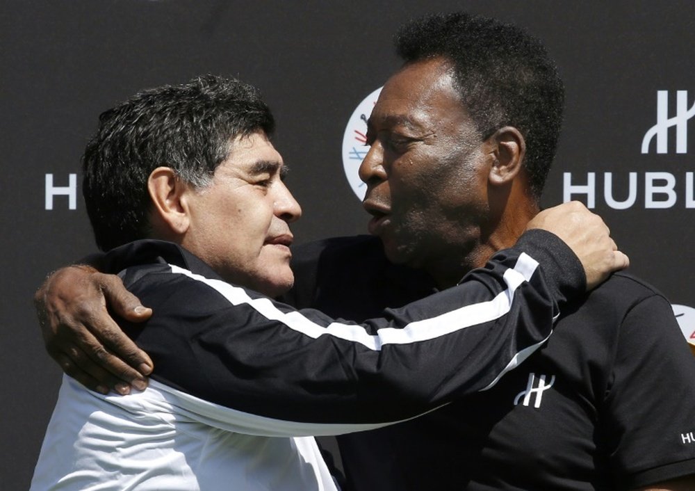 Pelé souhaite un joyeux anniversaire à Maradona. afp