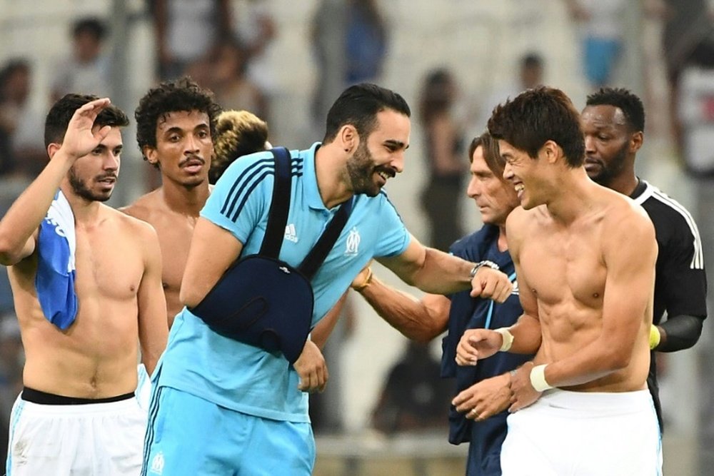 Le défenseur de l'OM Adil Rami, et ses coéquipiers se congratulent après leur victoire de jeudi. AFP