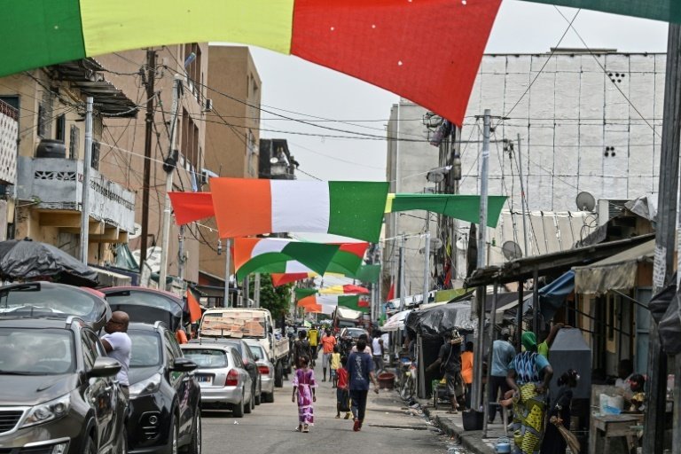 Des drapeaux dans une rue de Treichville à Abidjan, le 3 janvier 2024. AFP