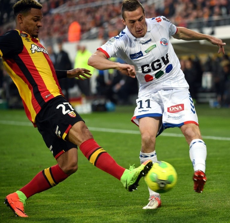 Le milieu de Strasbourg Dimitri Lienard (d) lors du match contre Lens à Bollaert, le 8 mai 2017. AFP