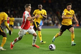 Arsenal, à l'élan coupé récemment, a rebondi samedi avec une victoire 2-0 chez Wolverhampton qui ramène l'équipe de Mikel Arteta en tête de la Premier League devant Manchester City, dispensé de championnat ce week-end.