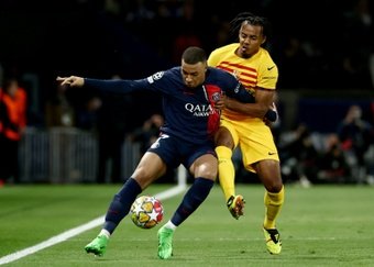 Sorti vainqueur de son duel avec Kylian Mbappé au match aller, le défenseur de Barcelone Jules Koundé tentera à nouveau de stopper la star du PSG mardi à Montjuïc, pour confirmer sa montée en puissance au poste de latéral droit à deux mois de l’Euro.