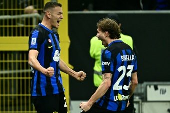L'Inter Milan fonce vers le 20e titre de champion d'Italie de son histoire après sa victoire 2 à 1 lundi face au Genoa qui lui offre une avance confortable de quinze points sur la Juventus Turin.