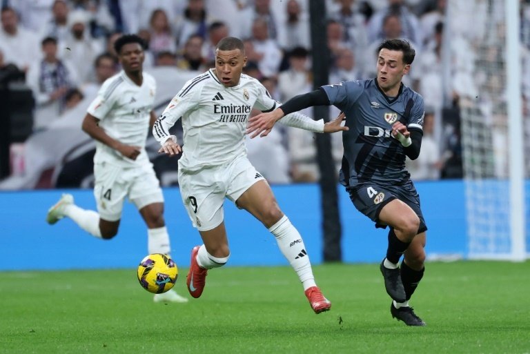 Le Real Madrid n'a pas manqué l'occasion de rejoindre le Barça en tête de la Liga en s'imposant dimanche à domicile (2-1) contre le Rayo Vallecano, à l'inverse de l'Atlético, battu sur le même score à Getafe.