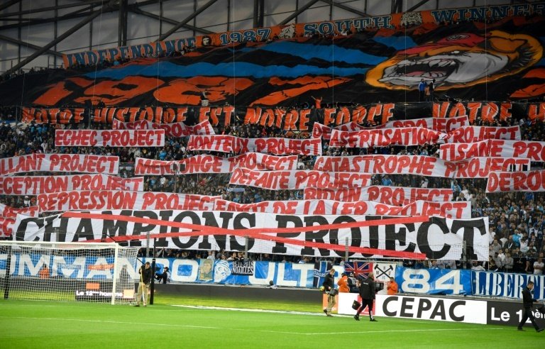 Les supporters de Marseille ont déployé de nombreuses banderoles hostiles. AFP