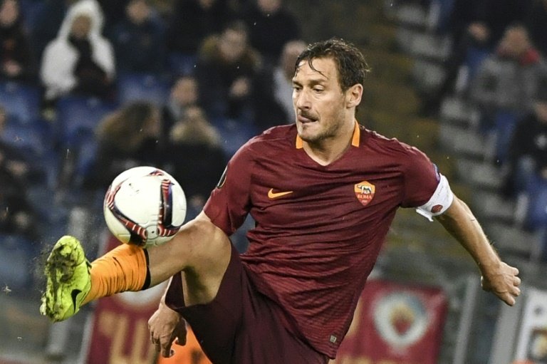Francesco Totti contrôle le ballon face à Villarreal en Europa League, le 23 février 2017, Rome. AFP