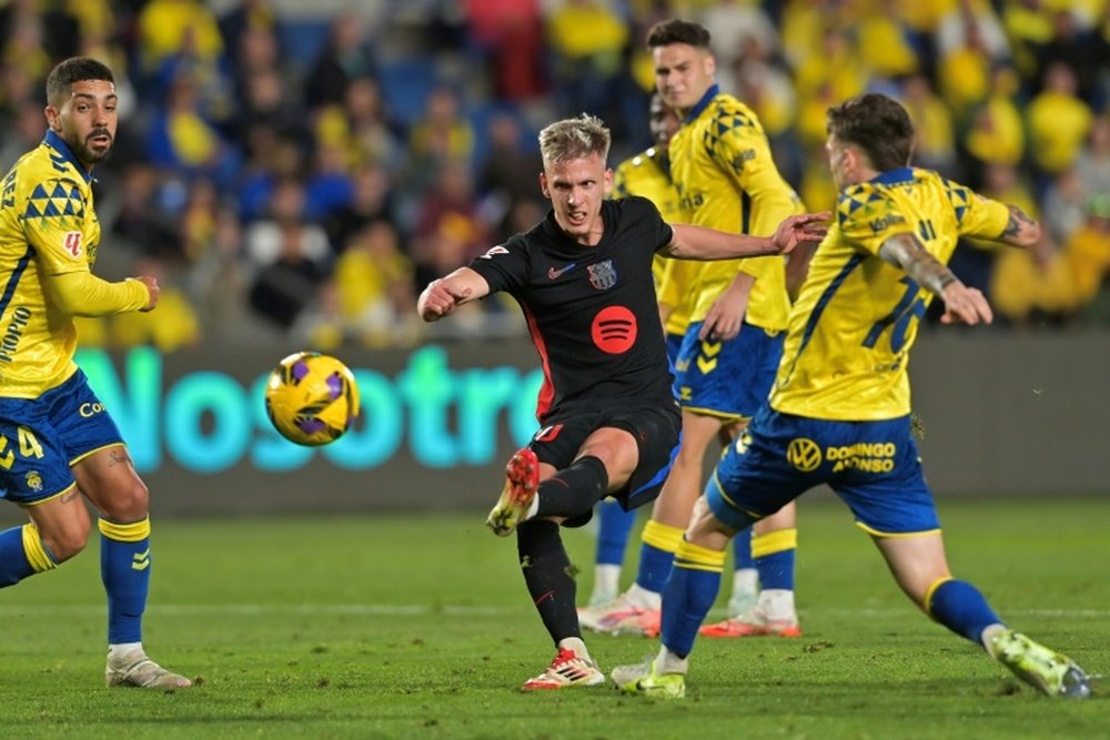 Le joueur de Barcelone Dani Olmo (au centre) marque le premier but. AFP