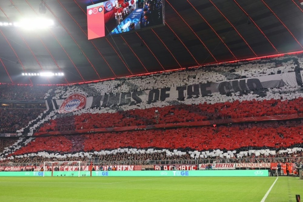 Les supporters du Bayern déploient une banderole Kings of the cup. AFP
