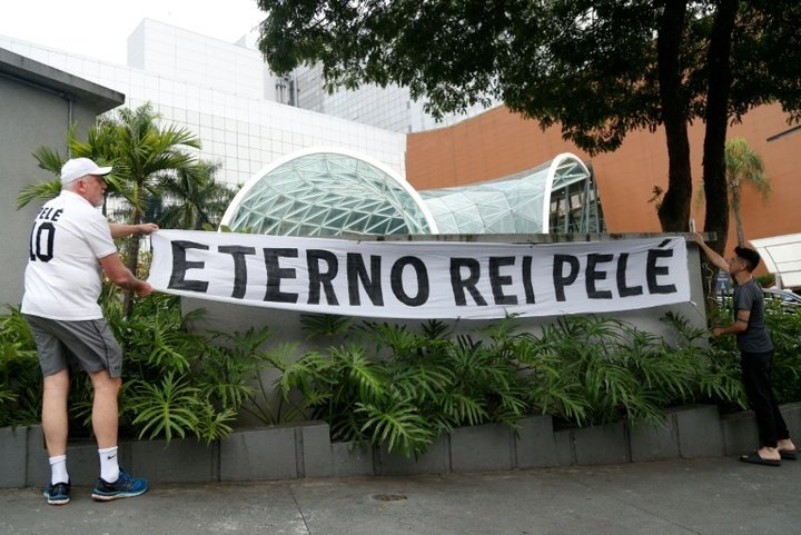 Aux portes de l'hôpital où est mort Pelé, ses fans pleurent leur 