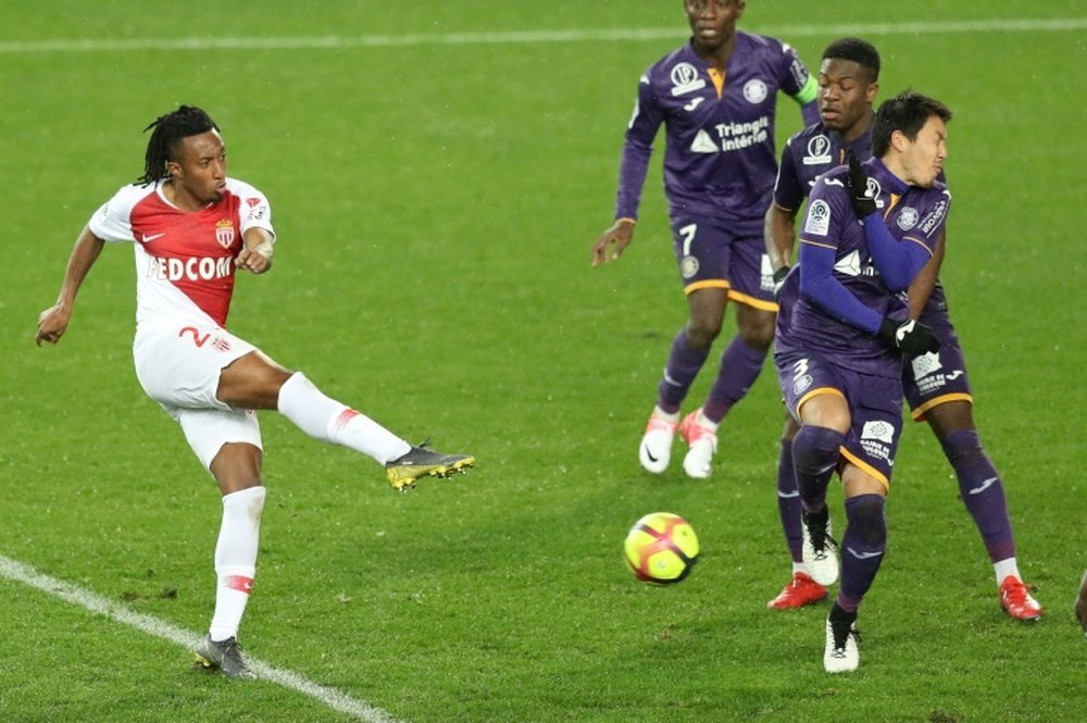 Gelson Martins frappe au but devant les défenseurs toulousains. AFP