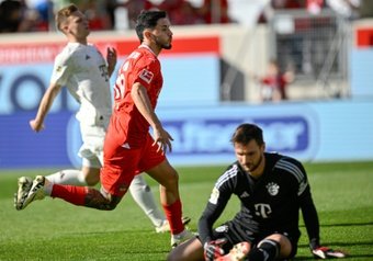 En supériorité numérique juste avant la pause, le Bayer Leverkusen s'est imposé sur la pelouse de l'Union Berlin samedi (1-0) et se retrouve désormais à trois points du titre, après le naufrage du Bayern sur la pelouse de Heidenheim (3-2).