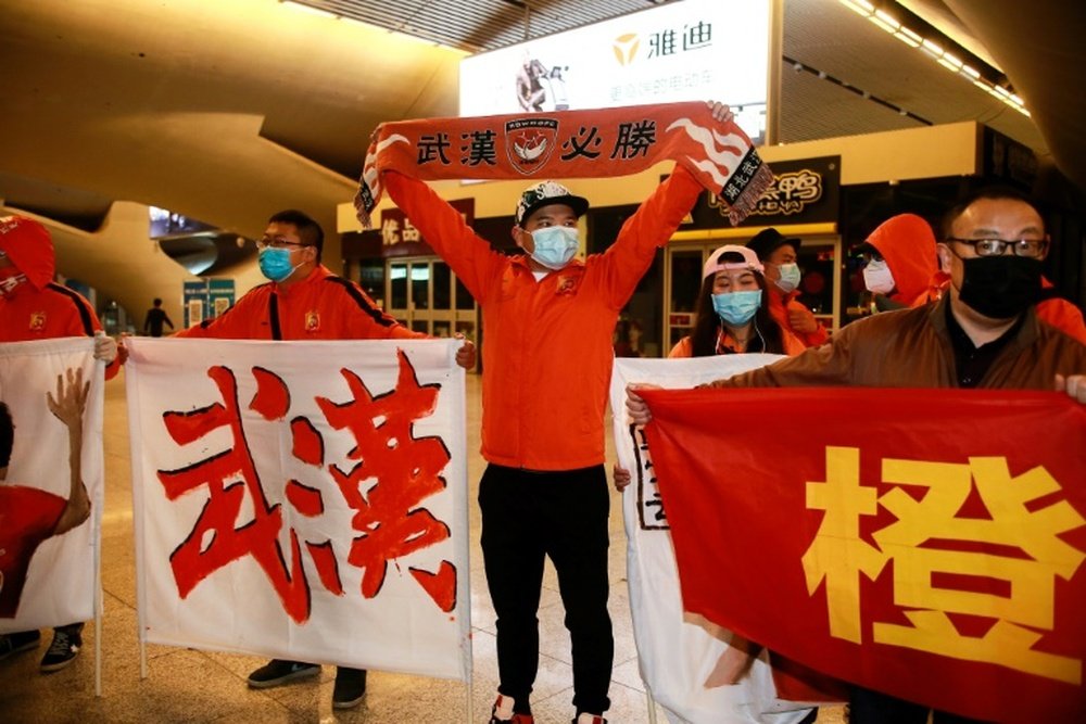 Les joueurs de l'équipe de foot de Wuhan de retour chez eux après 3 mois d'absence. AFP