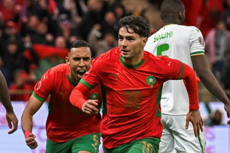 Apesar de um primeiro tempo sob pressão, Marrocos superou Comores por 2 a 0, na noite de domingo, em Rabat, na partida inaugural do torneio.