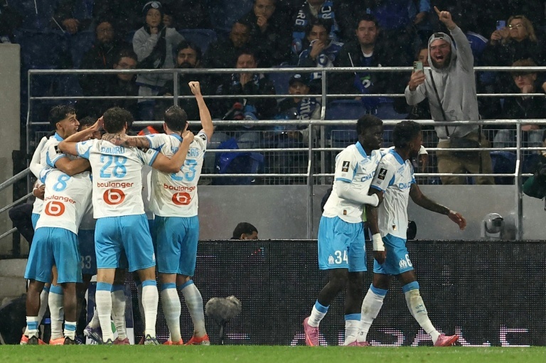 Marseille renverse Strasbourg in extremis et prend la tête de la Ligue 1