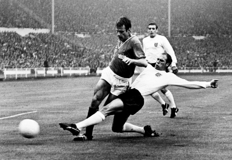 Philippe Gondet (g) et Ray Wilson (d) se disputent la balle lors de la Coupe du monde à Wembley. AFP