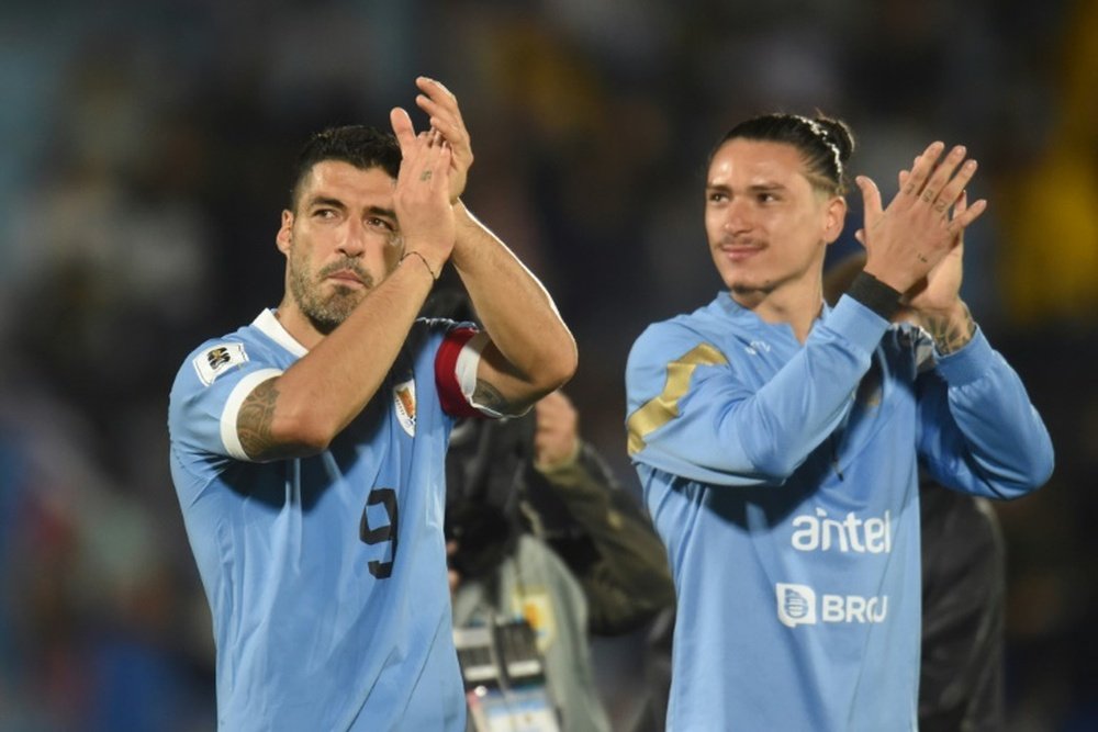 Luis Suarez (g.) et Darwin Nunez saluent le public après la victoire 3-0 de l'Uruguay. AFP