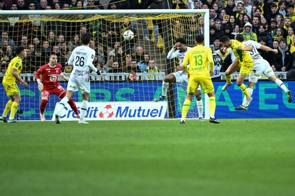 Mostafa Mohamed inscrit un but de la tête pour Nantes face à Lille. AFP
