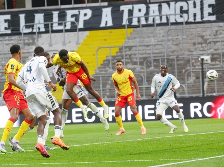 Lens enchaîne face au Paris FC et colle au podium