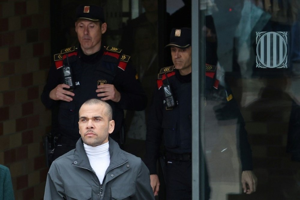 L'ancien international brésilien Dani Alves à sa sortie de prison. AFP