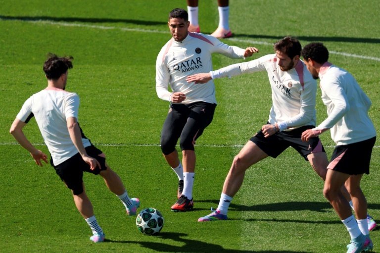 Le défenseur du PSG Hakimi (centre) à l'entaînement avec ses coéquipiers. AFP