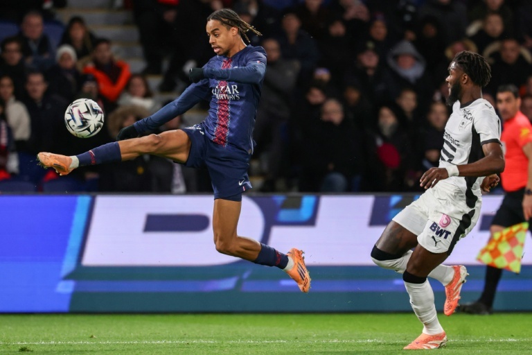 Le PSG reprend des couleurs et reste au contact de Lens