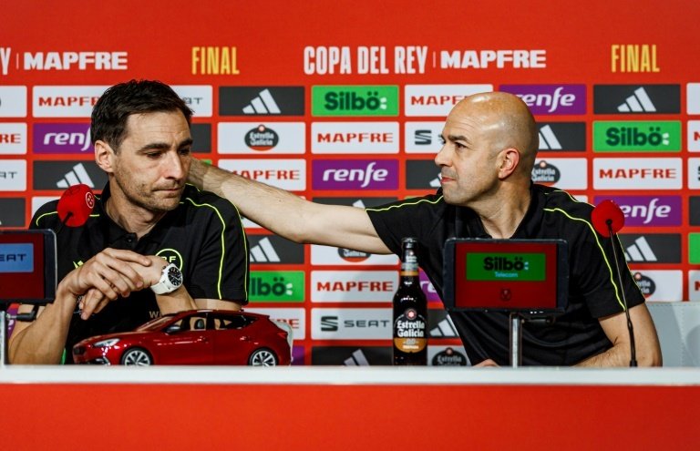 Les arbitres De Burgos Bengoechea (g) et Gonzalez Fuertes (d) lors de la conférence de presse. AFP
