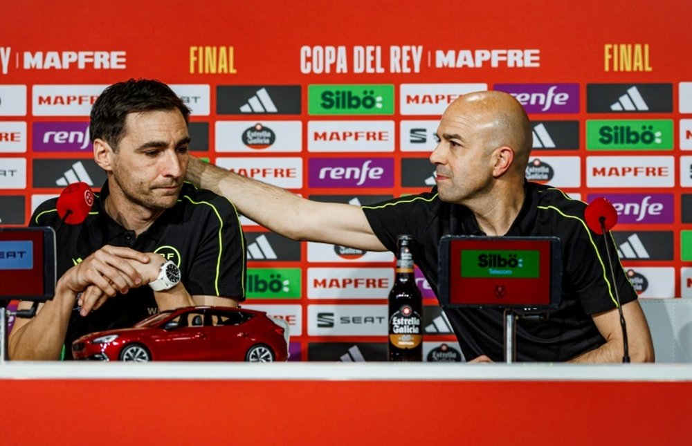 Les arbitres De Burgos Bengoechea (g) et Gonzalez Fuertes (d) lors de la conférence de presse. AFP