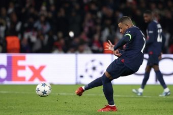Le sursaut du Paris SG, revenu au score de justesse mardi soir contre Newcastle (1-1), n'évacue pas le vertige d'une potentielle première élimination sous l'ère qatarie en phase de poules de Ligue des champions, avant le dernier match contre Dortmund.