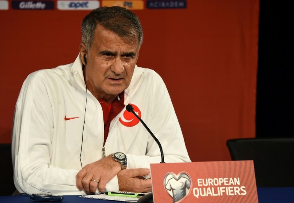 Senol Günes évoque le match France-Turquie lors du traditionnel point presse de veille de match. AFP