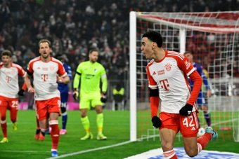 Dans une ambiance glaciale (- 8 degrés) et de recueillement en hommage à Franz Beckenbauer, le Bayern Munich a dominé Hoffenheim en ouverture de la 17e journée du championnat d'Allemagne mettant la pression sur le Bayer Leverkusen.