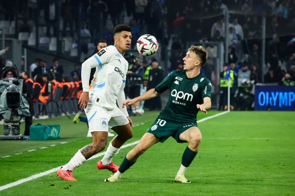 Le milieu monégasque Golovin (d) à la lutte avec Luis Henrique. AFP