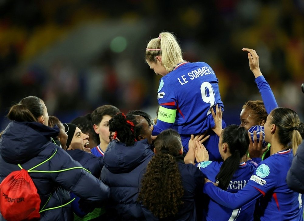 Le Sommer (C) portée en triomphe à la fin dun match de Ligue des nations contre lIslande. AFP